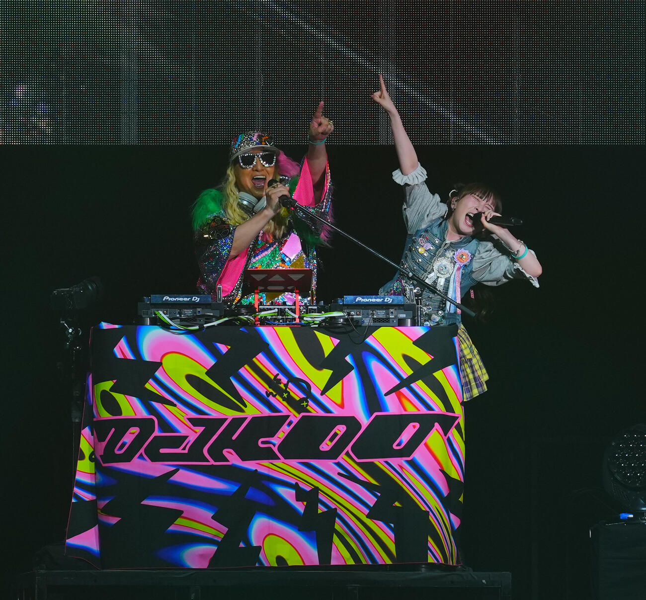 パフォーマンスするBEYOOOOONDS高瀬くるみ（左）とDJ KOO（撮影・垰建太）