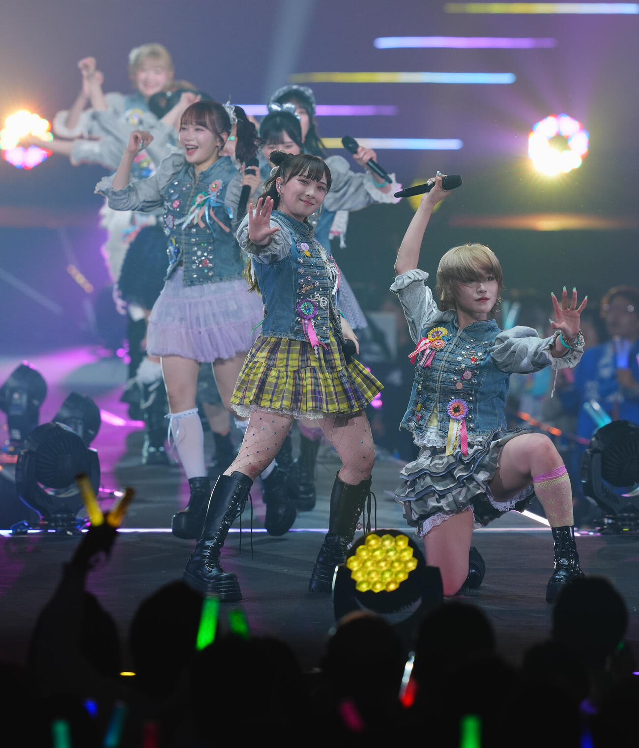 パフォーマンスするBEYOOOOONDS高瀬くるみ（中央）ら（撮影・垰建太）