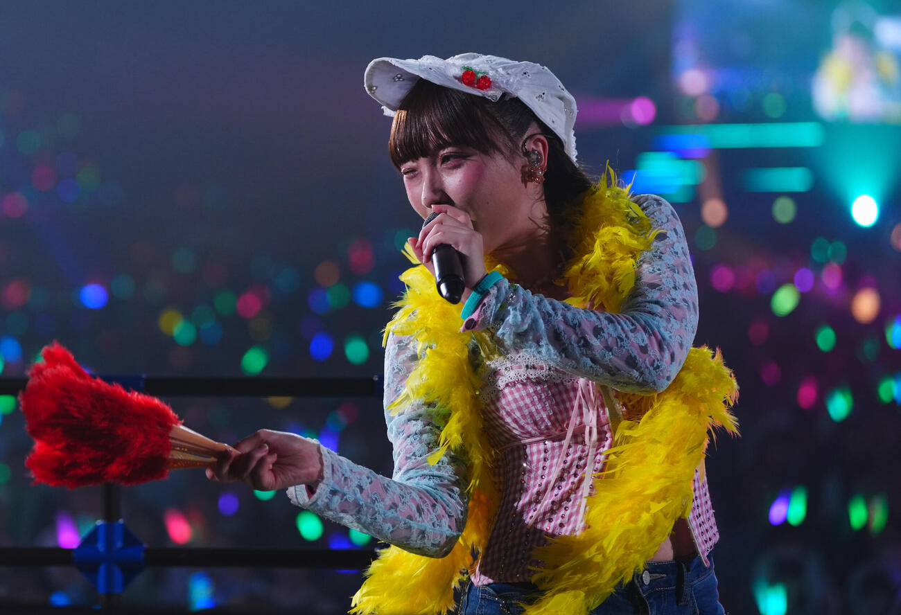 熱唱するBEYOOOOONDS高瀬くるみ（撮影・垰建太）