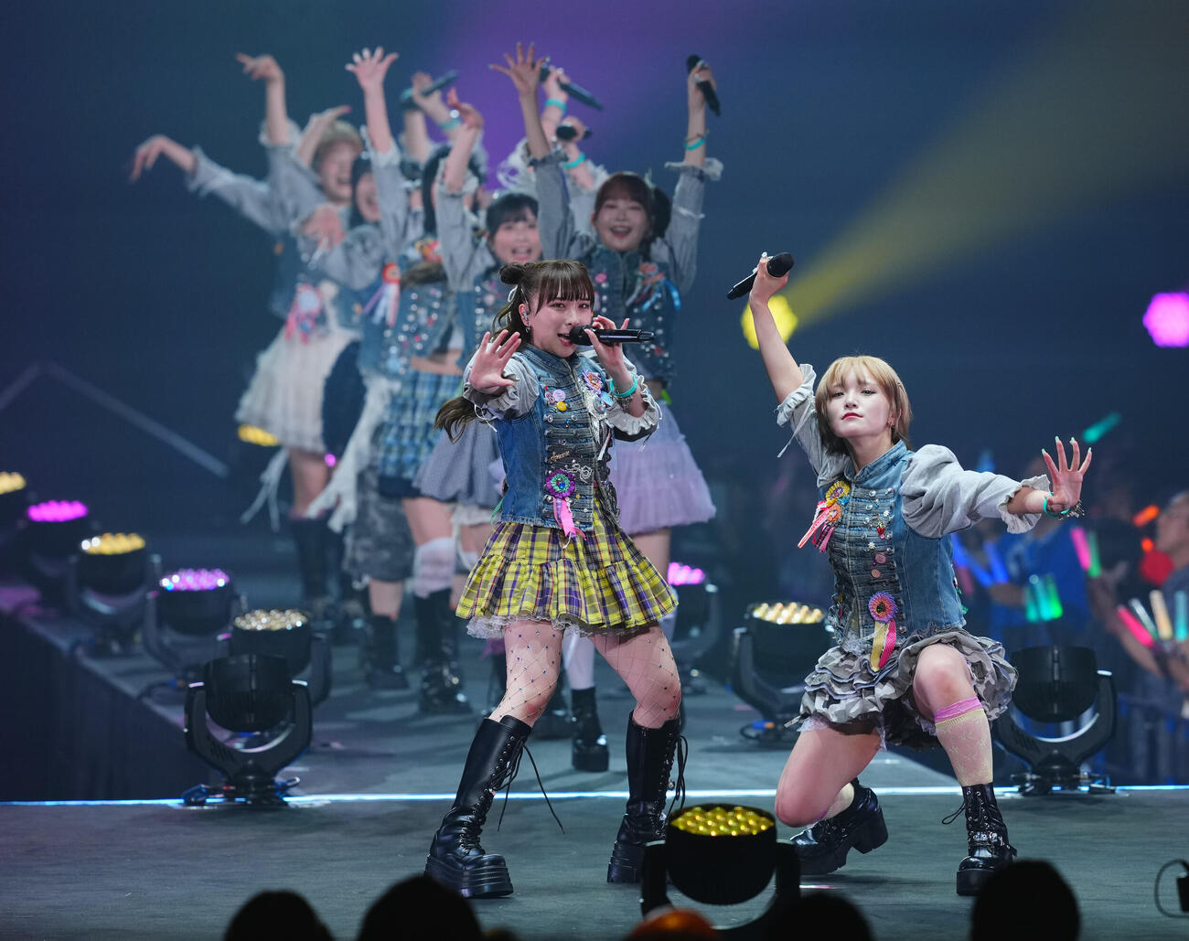 パフォーマンスするBEYOOOOONDS高瀬くるみ（手前左）ら（撮影・垰建太）