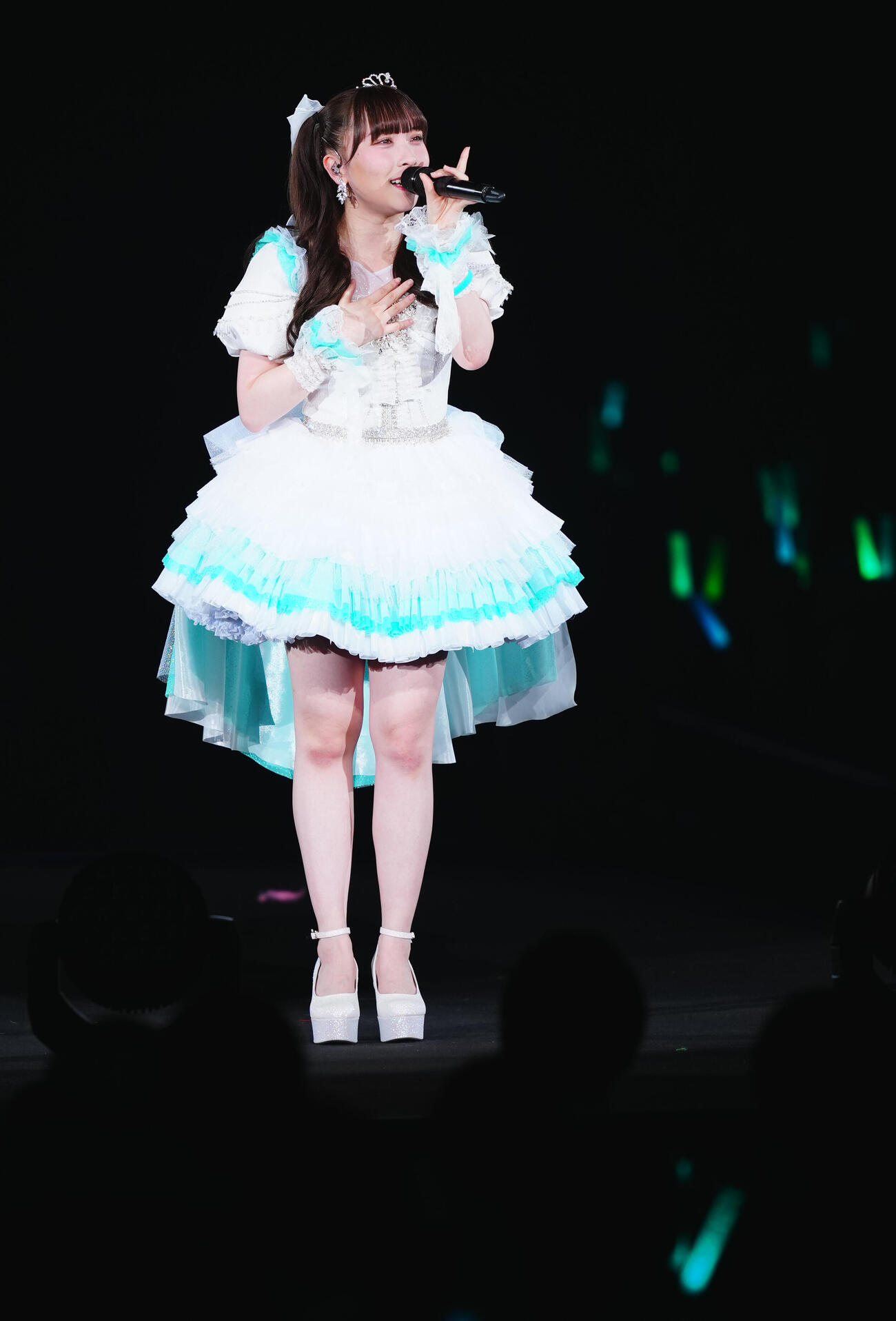 熱唱するBEYOOOOONDS高瀬くるみ（撮影・垰建太）