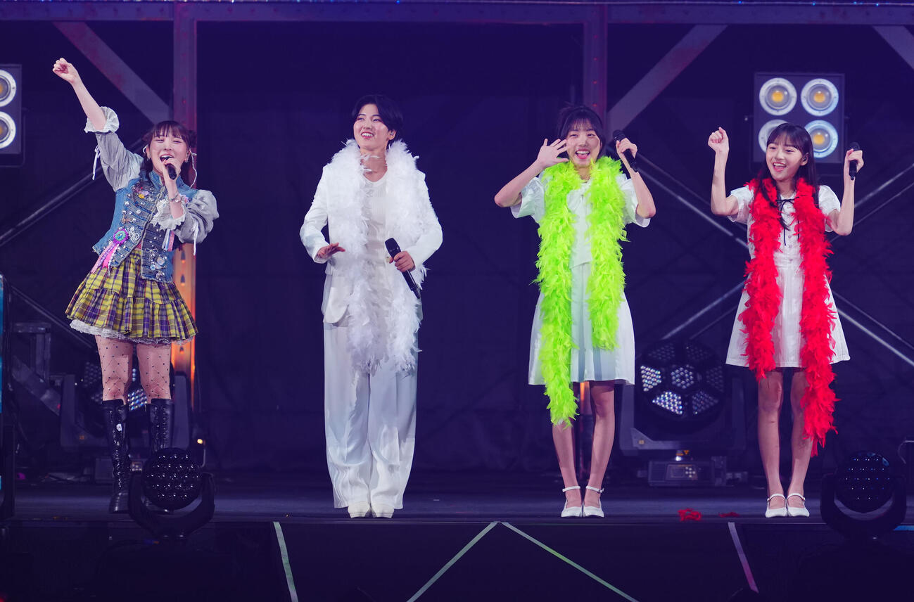 BEYOOOOONDS高瀬くるみ（左）は新メンバーの小島はな（同2人目）、大坪茉乃（同人目）、杉山結菜を紹介する（撮影・垰建太）