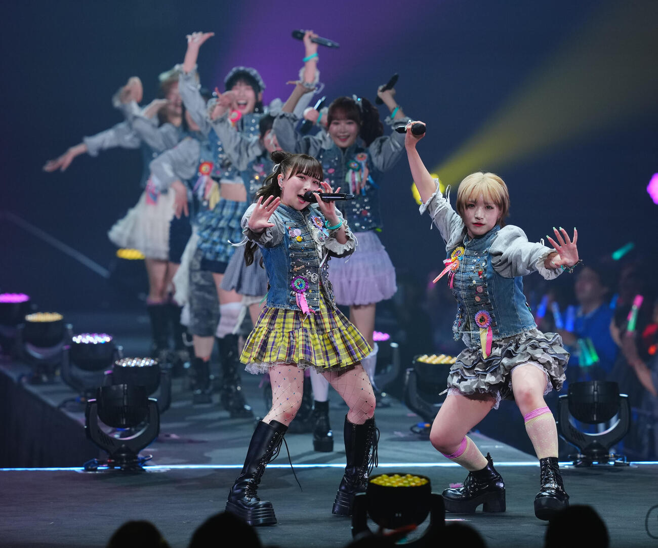 パフォーマンスするBEYOOOOONDS高瀬くるみ（手前左）ら（撮影・垰建太）