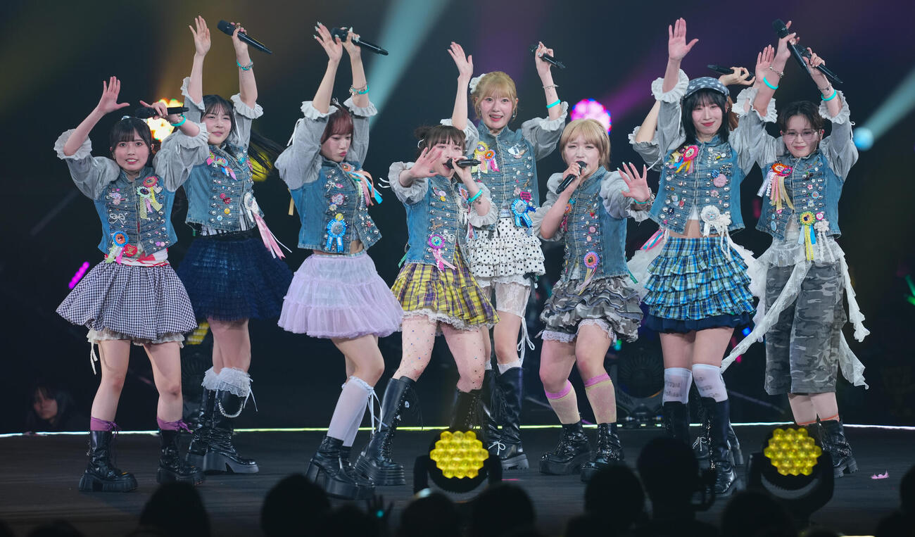 パフォーマンスするBEYOOOOONDS高瀬くるみ（中央左）ら（撮影・垰建太）