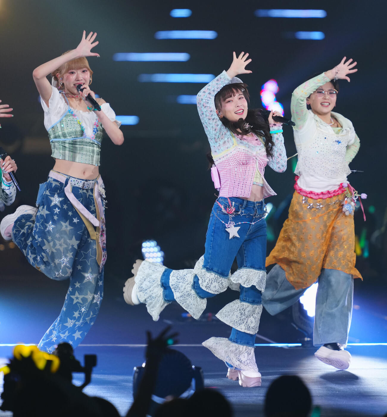 熱唱するBEYOOOOONDS高瀬くるみ（中央）ら（撮影・垰建太）
