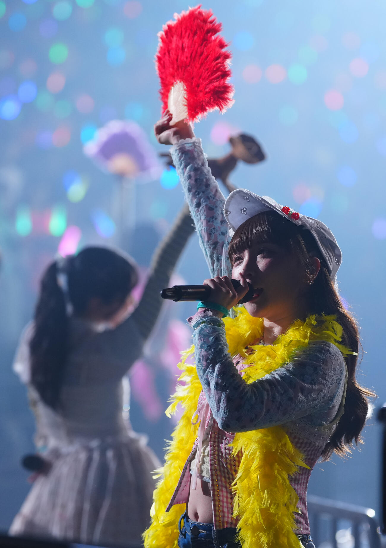 熱唱するBEYOOOOONDS高瀬くるみ（手前）ら（撮影・垰建太）