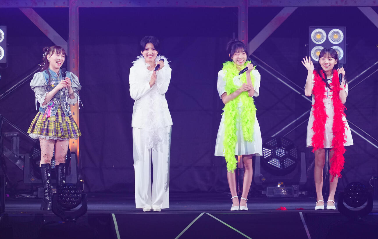 BEYOOOOONDS高瀬くるみ（左）は新メンバーの小島はな（同2人目）、大坪茉乃（同人目）、杉山結菜を紹介する（撮影・垰建太）