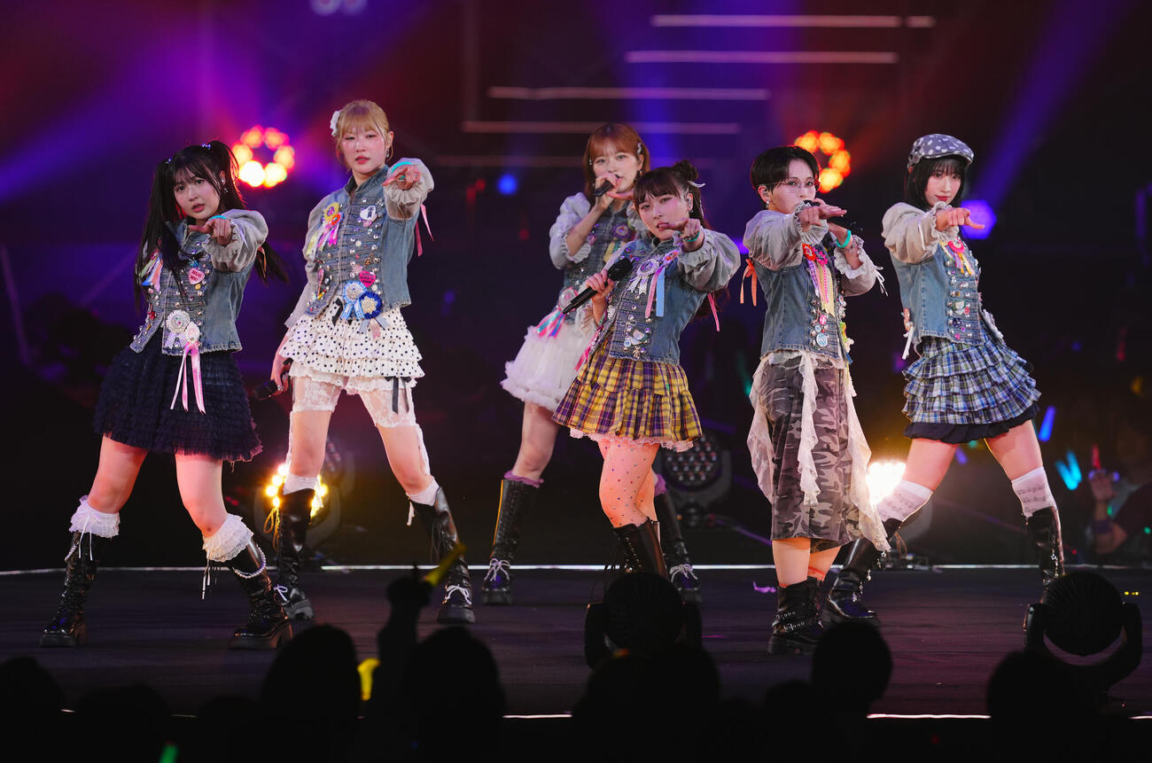 パフォーマンスするBEYOOOOONDS高瀬くるみ（右から3人目）（撮影・垰建太）