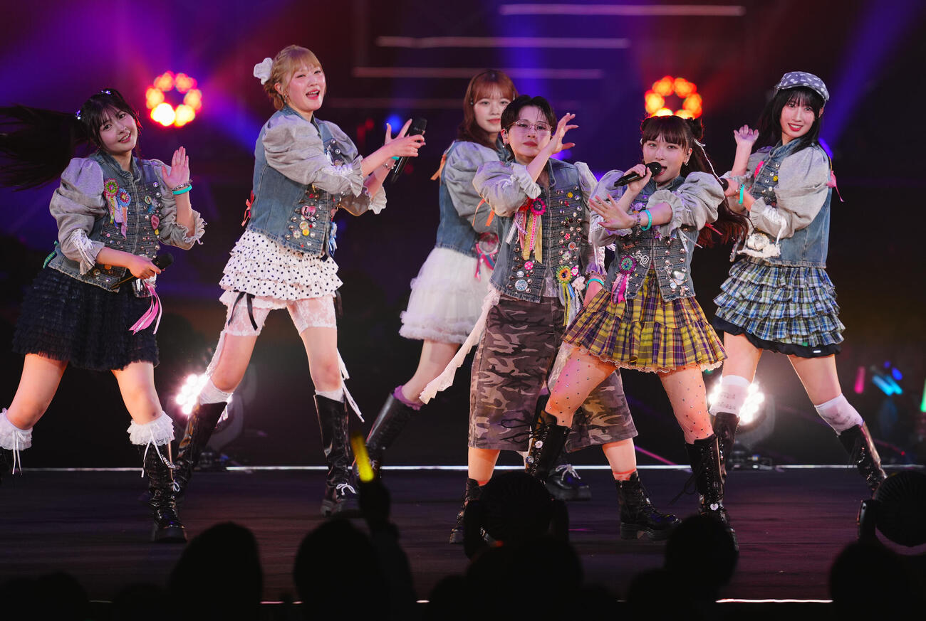 パフォーマンスするBEYOOOOONDS高瀬くるみ（右から2人目）（撮影・垰建太）