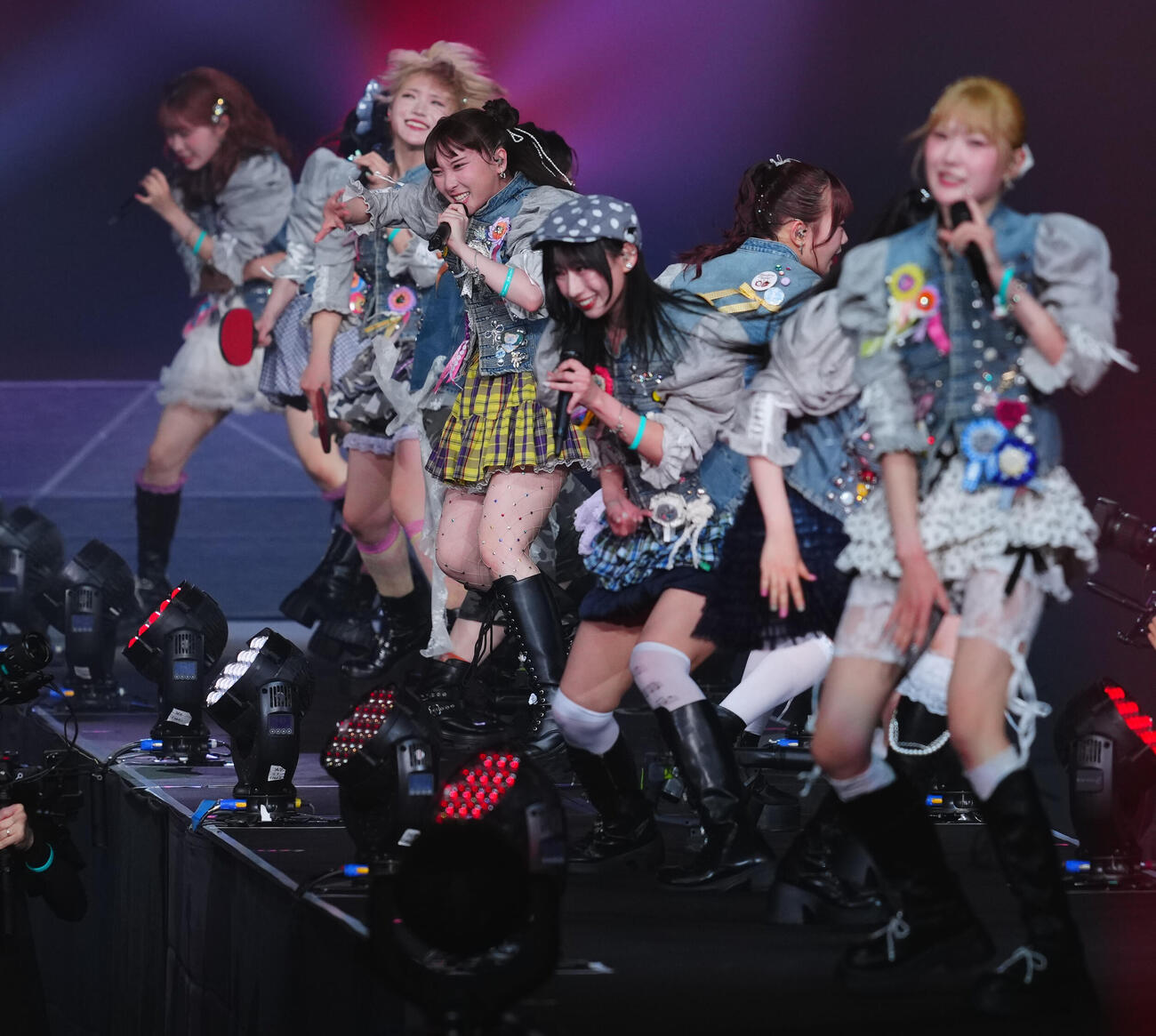 パフォーマンスするBEYOOOOONDS高瀬くるみ（中央左）ら（撮影・垰建太）
