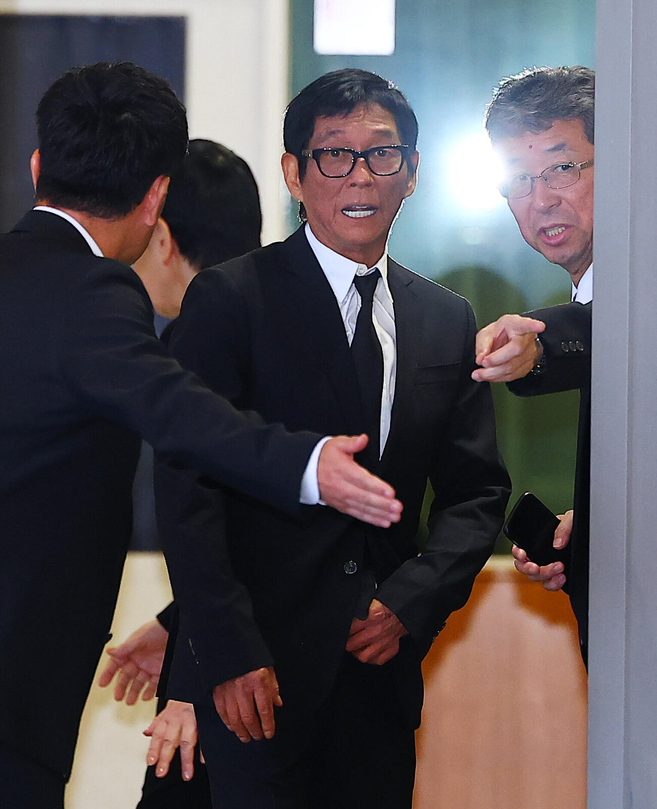 中村玉緒さんの通夜に参列した明石家さんま（撮影・野上伸悟）