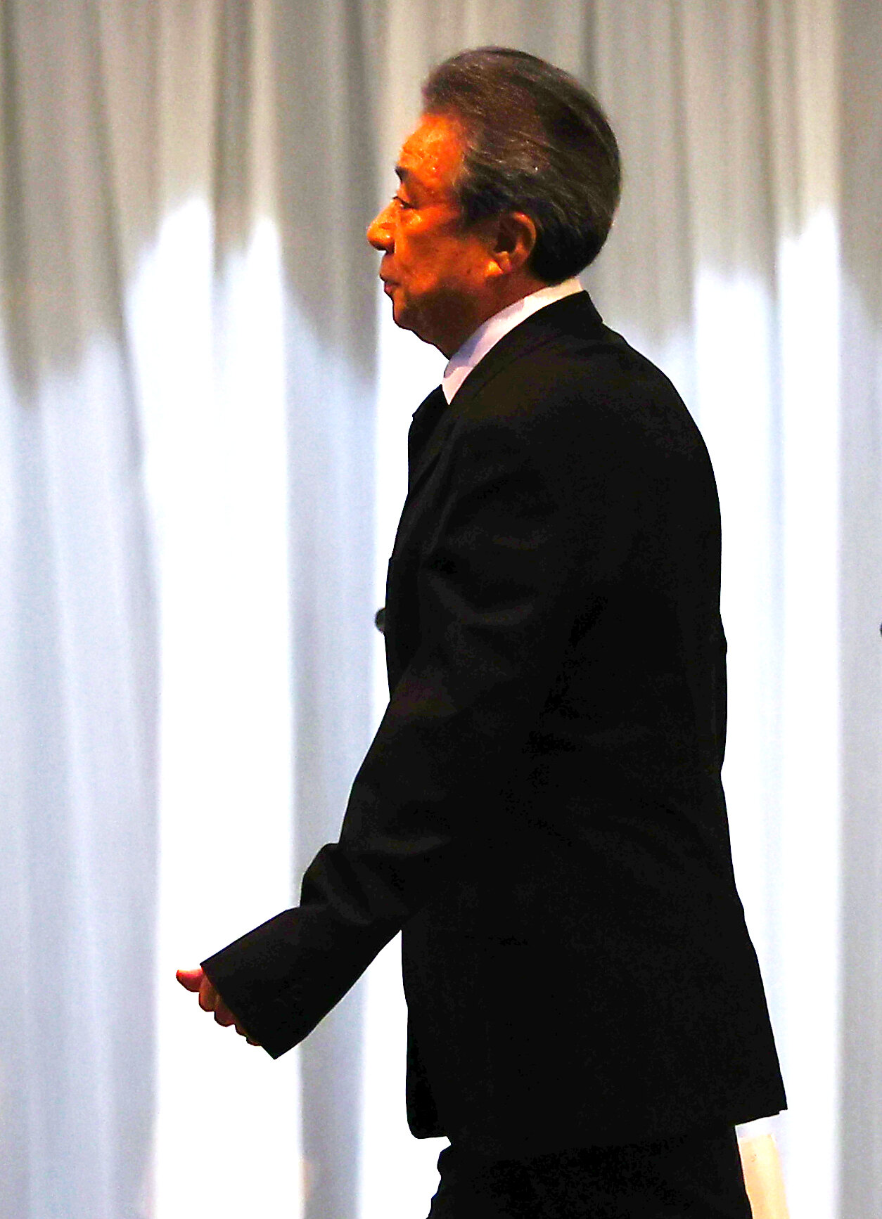 中村玉緒さんの通夜に参列した渡辺正行（撮影・野上伸悟）
