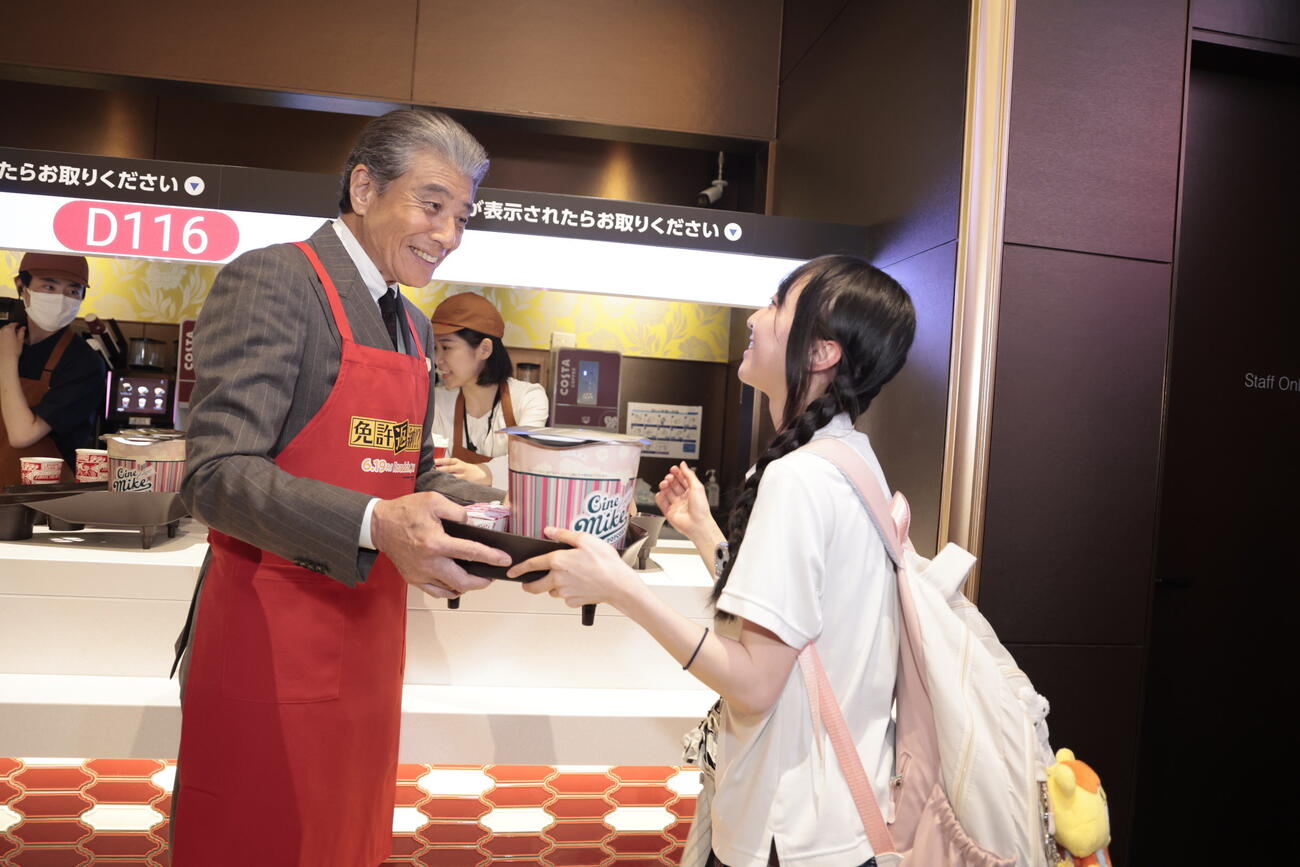 映画「免許返納！？」舞台あいさつ前に、サプライズで売店に登場した舘ひろし