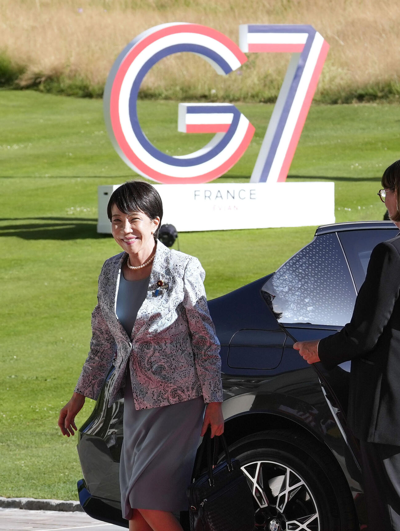 G7サミットの会場に到着した高市首相＝15日、フランス東部エビアン（共同）