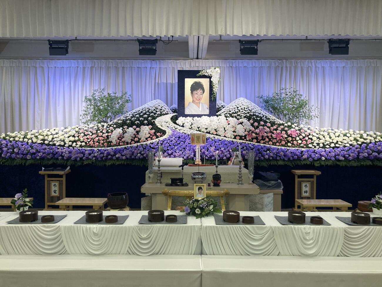 中村玉緒さんの通夜が営まれた
