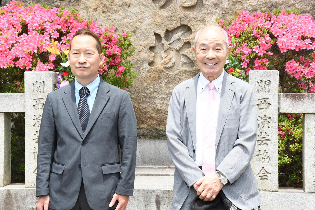 関西演芸協会会長に就任したシンデレラエキスプレス渡辺裕薫（左）と、前会長で名誉会長となった桂福團治（2026年5月撮影）