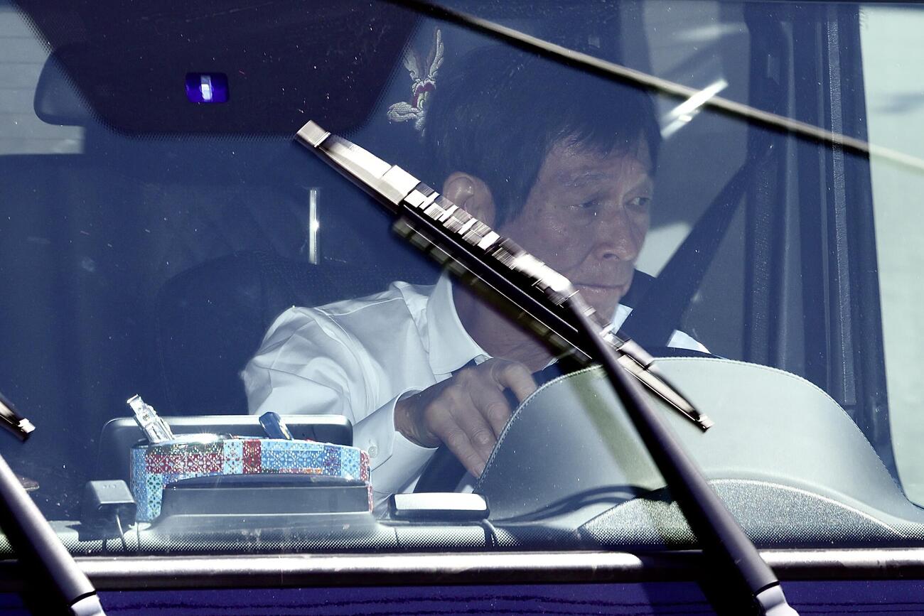 中村玉緒さんの告別式が執り行われる斎場を後にする明石家さんま