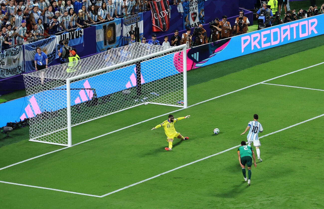 2点目を決めたアルゼンチンのメッシ（ロイター）