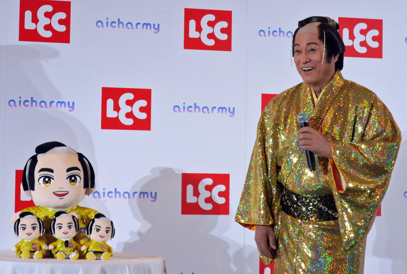 「AI Charmy（アイチャーミー）マツケンバージョン」新製品発表会に登場した松平健