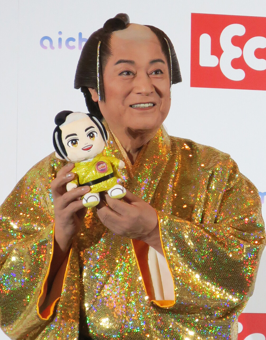「AI Charmy（アイチャーミー）マツケンバージョン」新製品発表会に登場した松平健