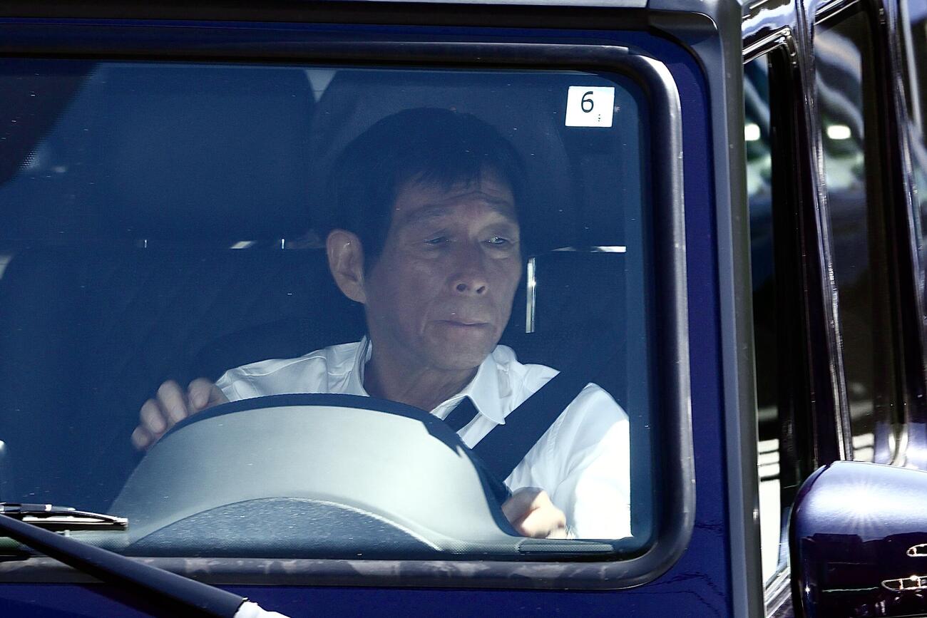 中村玉緒さんの告別式が執り行われる斎場を後にする明石家さんま