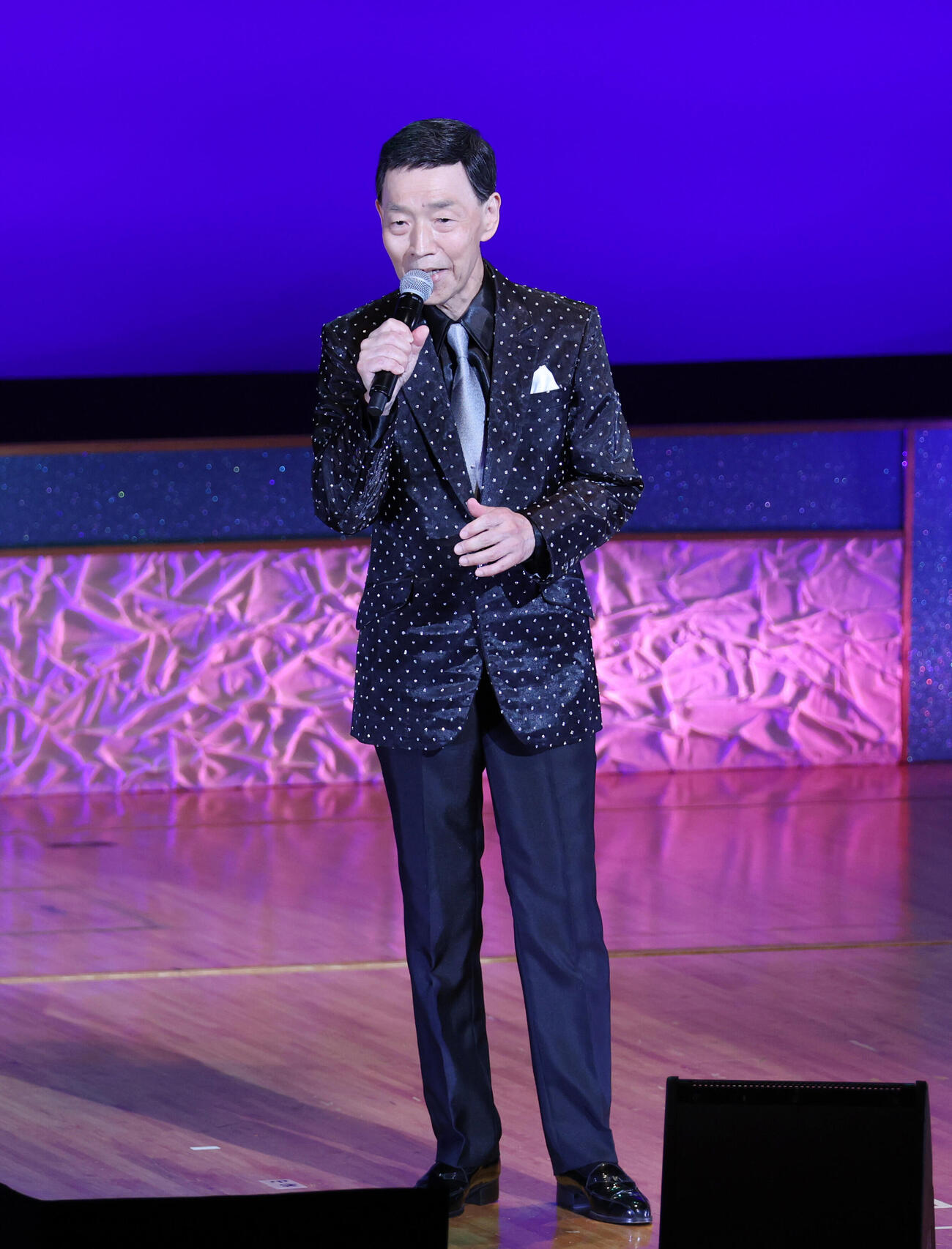 「人仁の会」で歌唱する渥美二郎（撮影・増田悦実）