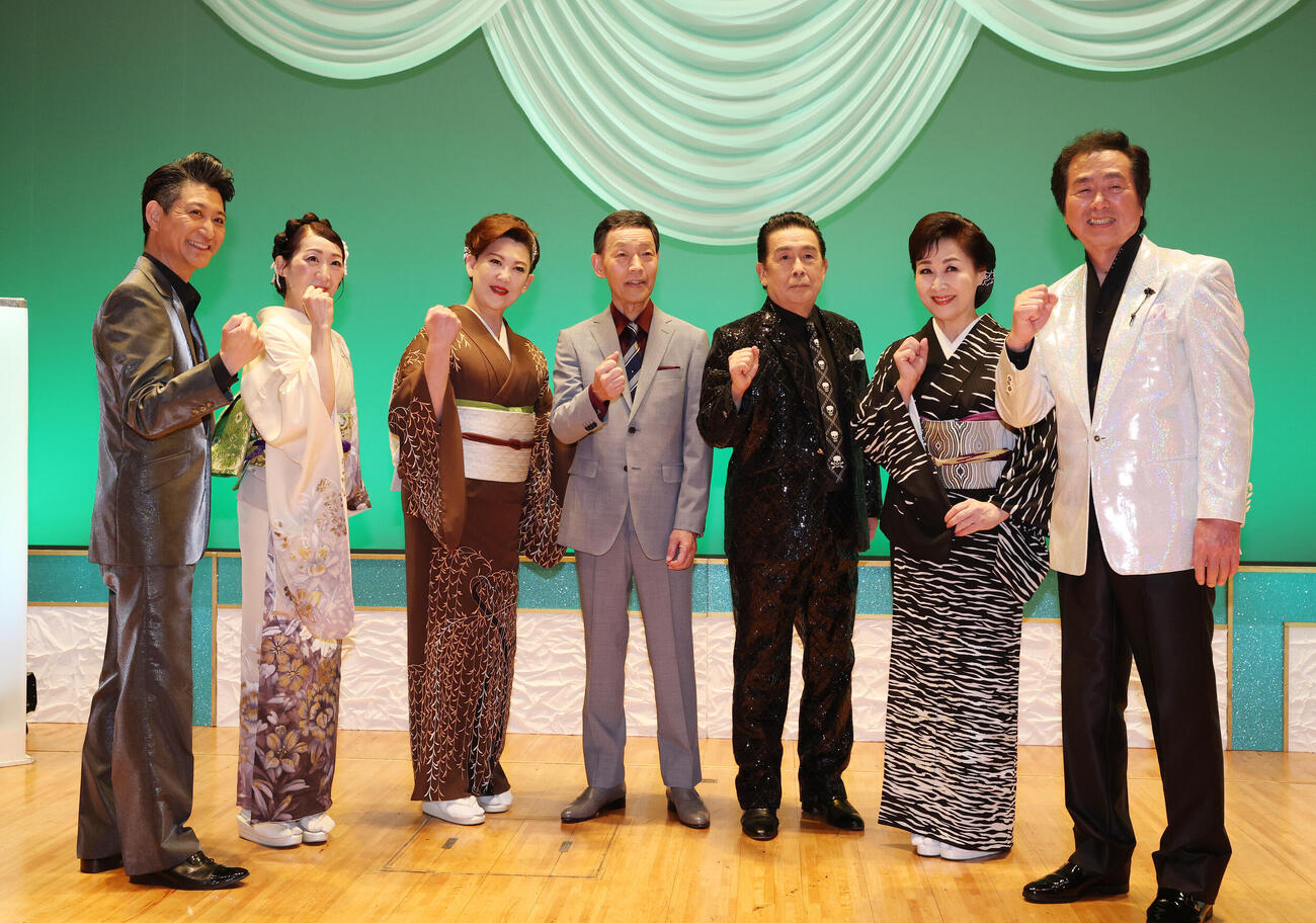 記者会見で手を重ねる左から走裕介、西尾夕紀、若山かずさ、渥美二郎、角川博、島津悦子、梶原あきら（撮影・増田悦実）
