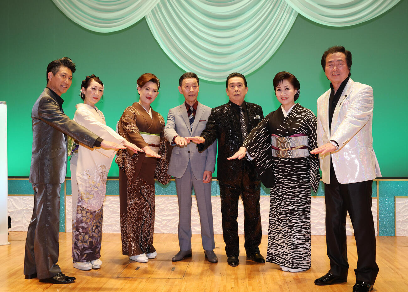 記者会見で手を重ねる左から走裕介、西尾夕紀、若山かずさ、渥美二郎、角川博、島津悦子、梶原あきら（撮影・増田悦実）