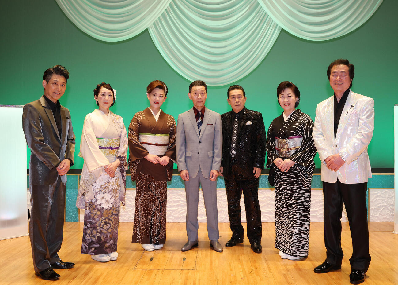 記者会見で目線を向ける左から走裕介、西尾夕紀、若山かずさ、渥美二郎、角川博、島津悦子、梶原あきら（撮影・増田悦実）