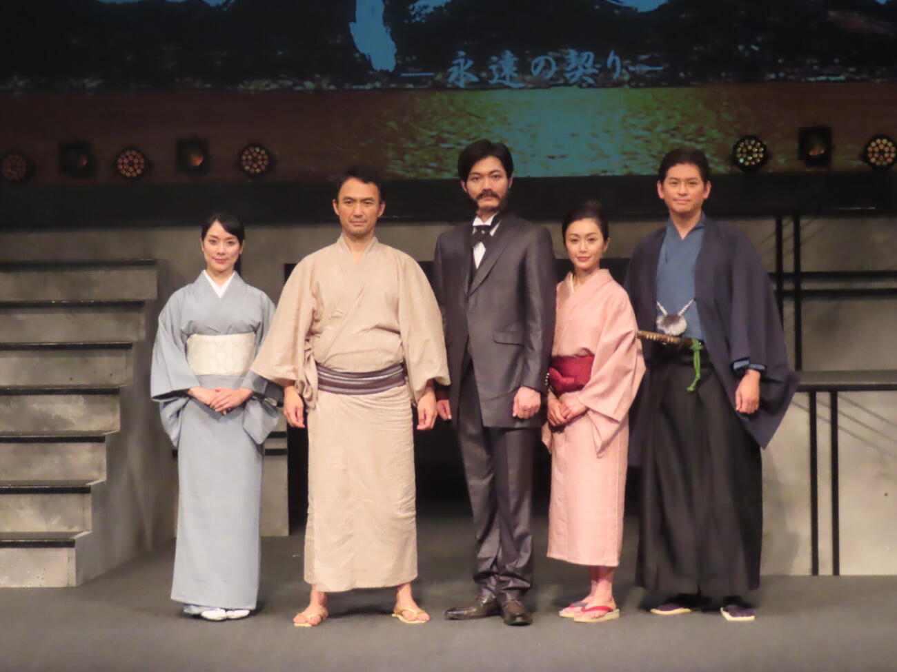 舞台「西郷と大久保－永遠の契り－」の出演者たち。左から棚橋幸代、田村幸士、佐藤弘樹、酒井法子、賀集利樹