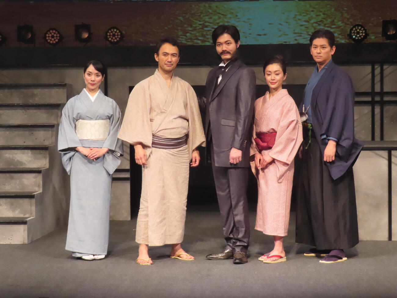 舞台「西郷と大久保－永遠の契り－」の出演者たち。左から棚橋幸代、田村幸士、佐藤弘樹、酒井法子、賀集利樹