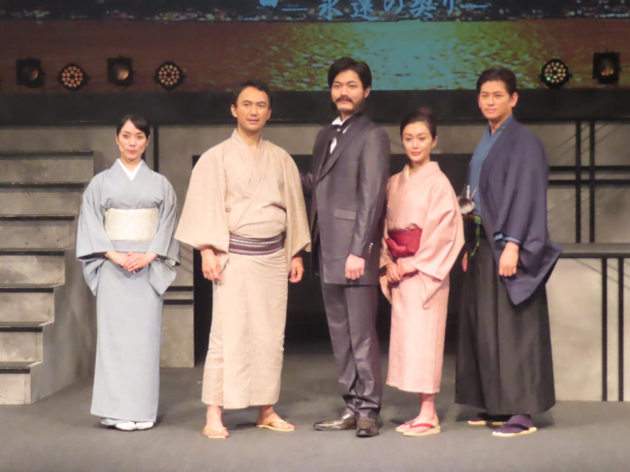 舞台「西郷と大久保－永遠の契り－」の出演者たち。左から棚橋幸代、田村幸士、佐藤弘樹、酒井法子、賀集利樹
