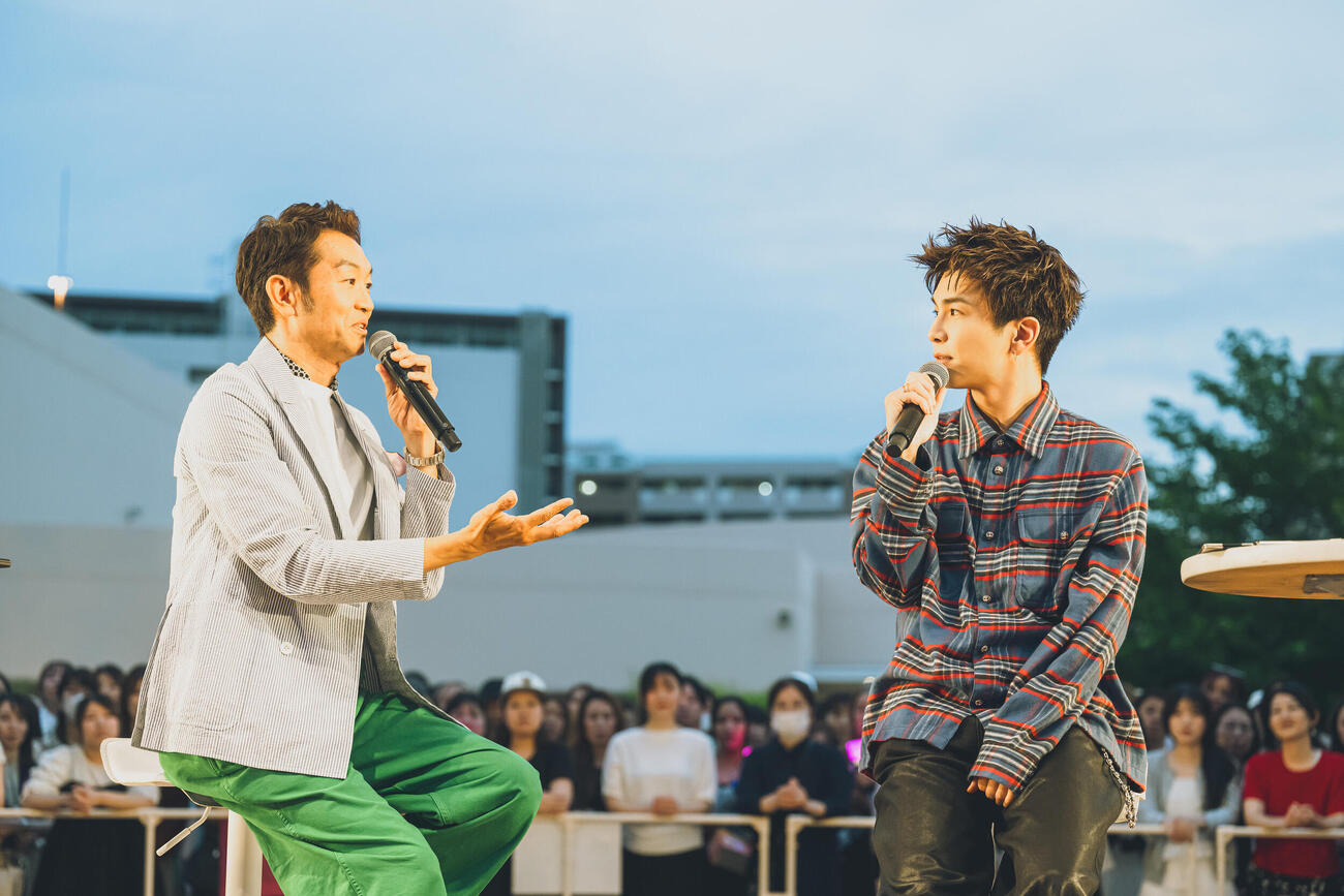 FM802の公開収録に参加した三代目J SOUL BROTHERS岩田剛典（右）とDJの大抜卓人（C）FM802提供、ハヤシマコ氏撮影