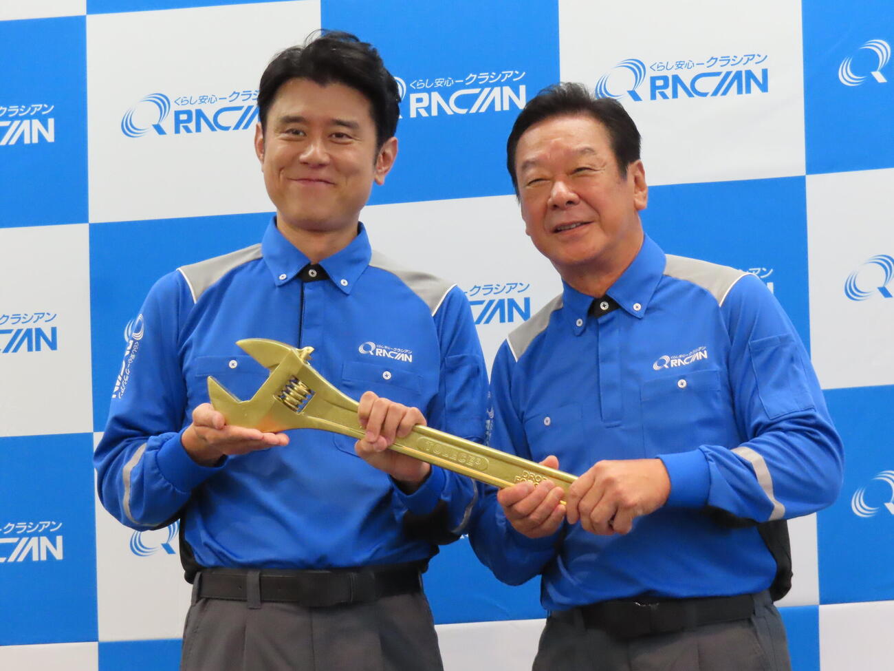 「クラシアン」新CM発売イベントに登壇した森末慎二氏（右）と原田泰造（撮影・鎌田良美）