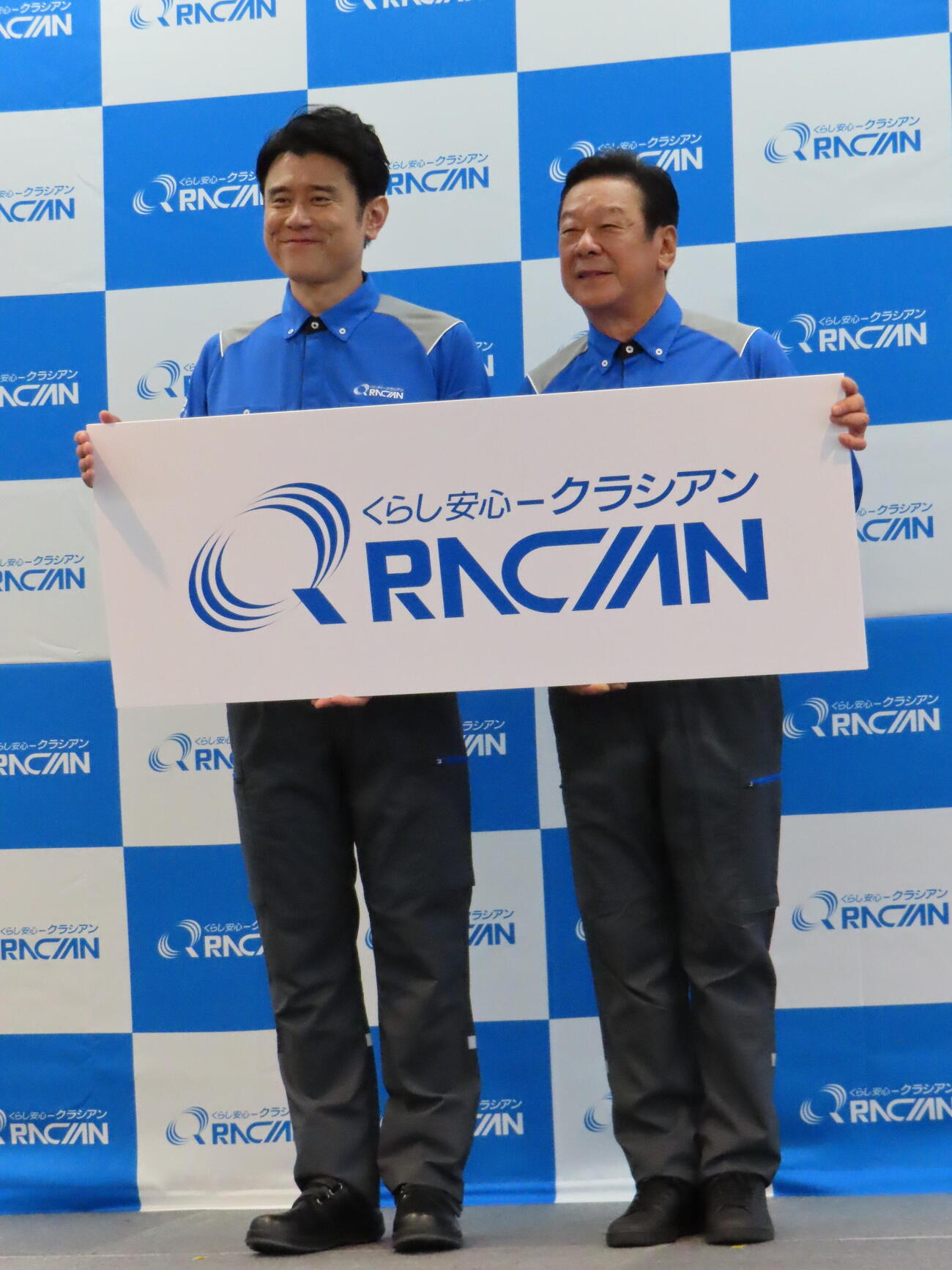 「クラシアン」新CM発売イベントに登壇した森末慎二氏（右）と原田泰造（撮影・鎌田良美）