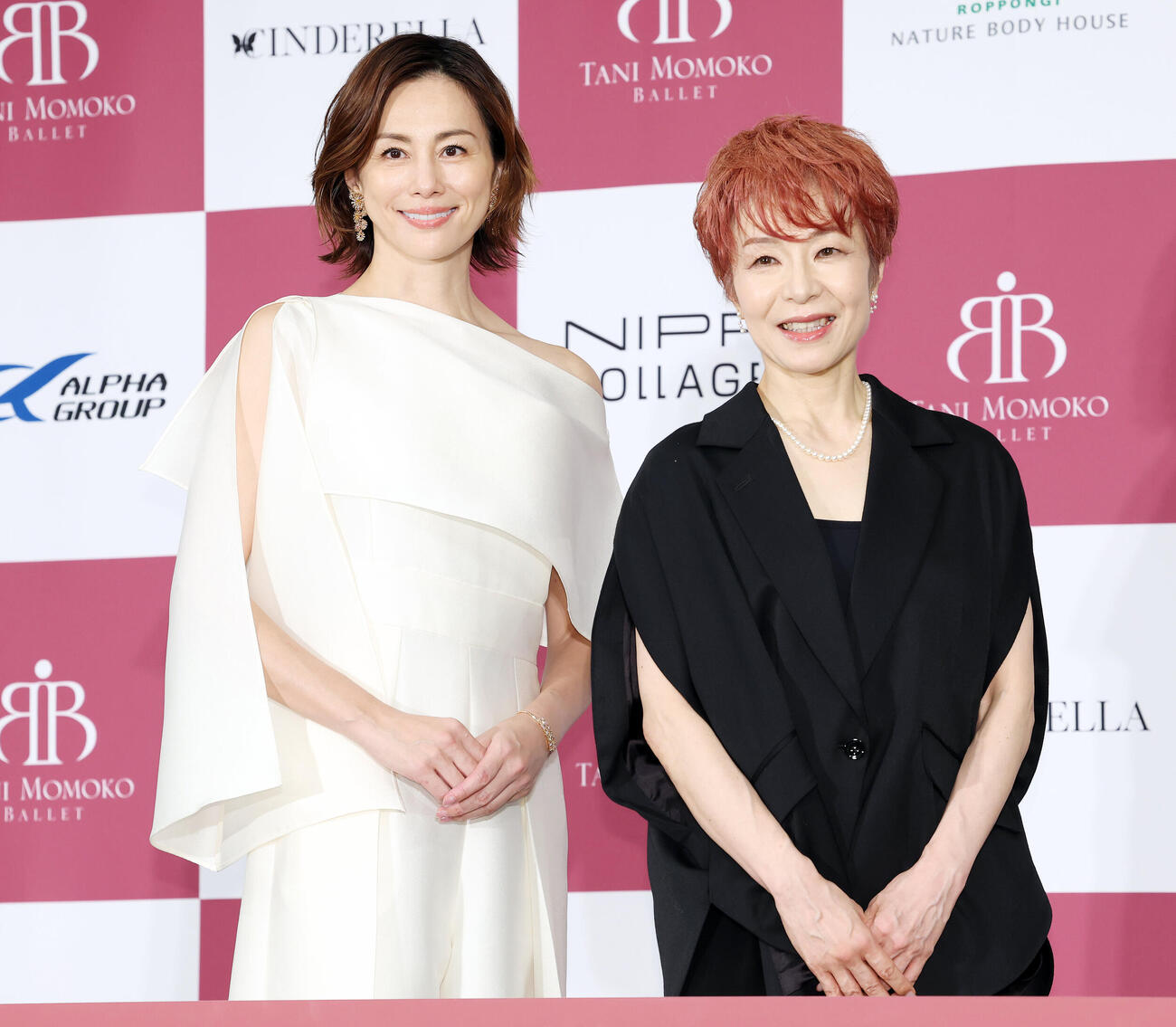 谷桃子バレエ団新制作公演「CINDERELLA」米倉涼子バレエ出演決定報告会でフォトセッションに納まる米倉涼子（左）と髙部尚子芸術監督（撮影・宮地輝）