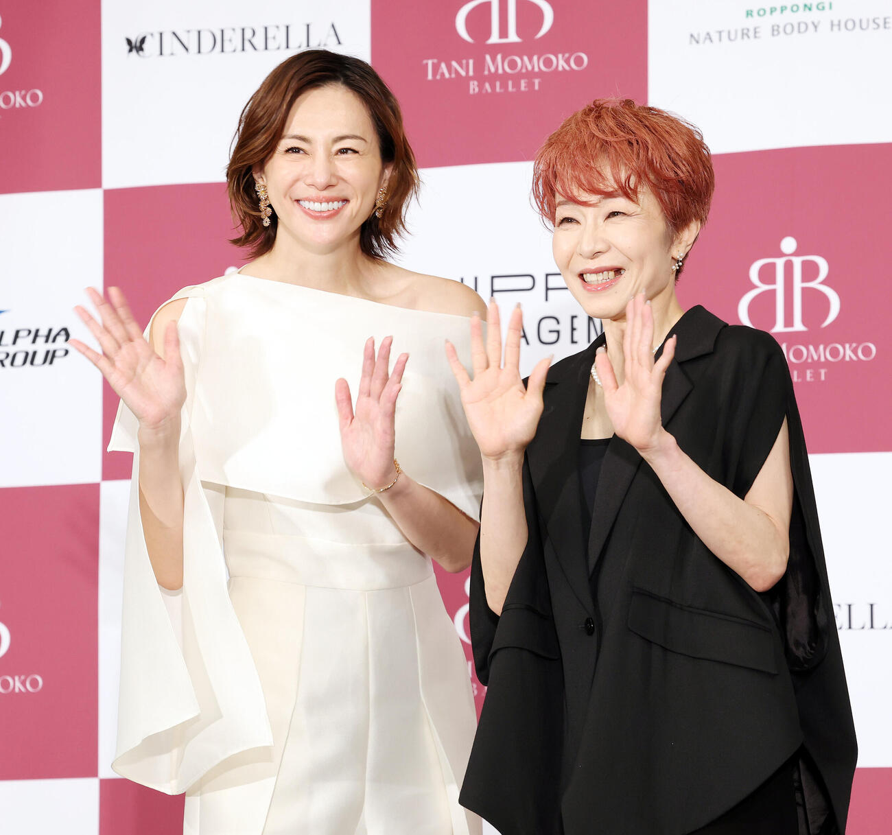谷桃子バレエ団新制作公演「CINDERELLA」米倉涼子バレエ出演決定報告会で笑顔で手を振る米倉涼子（左）と髙部尚子芸術監督（撮影・宮地輝）