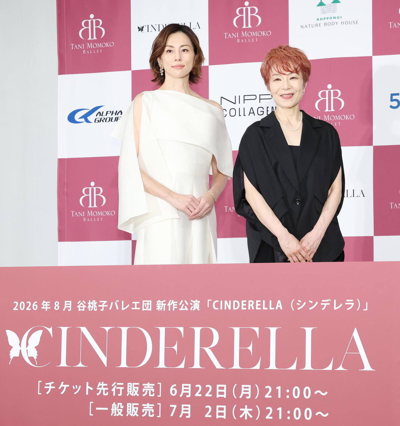谷桃子バレエ団新制作公演「CINDERELLA」米倉涼子バレエ出演決定報告会でフォトセッションに納まる米倉涼子（左）と髙部尚子芸術監督（撮影・宮地輝）