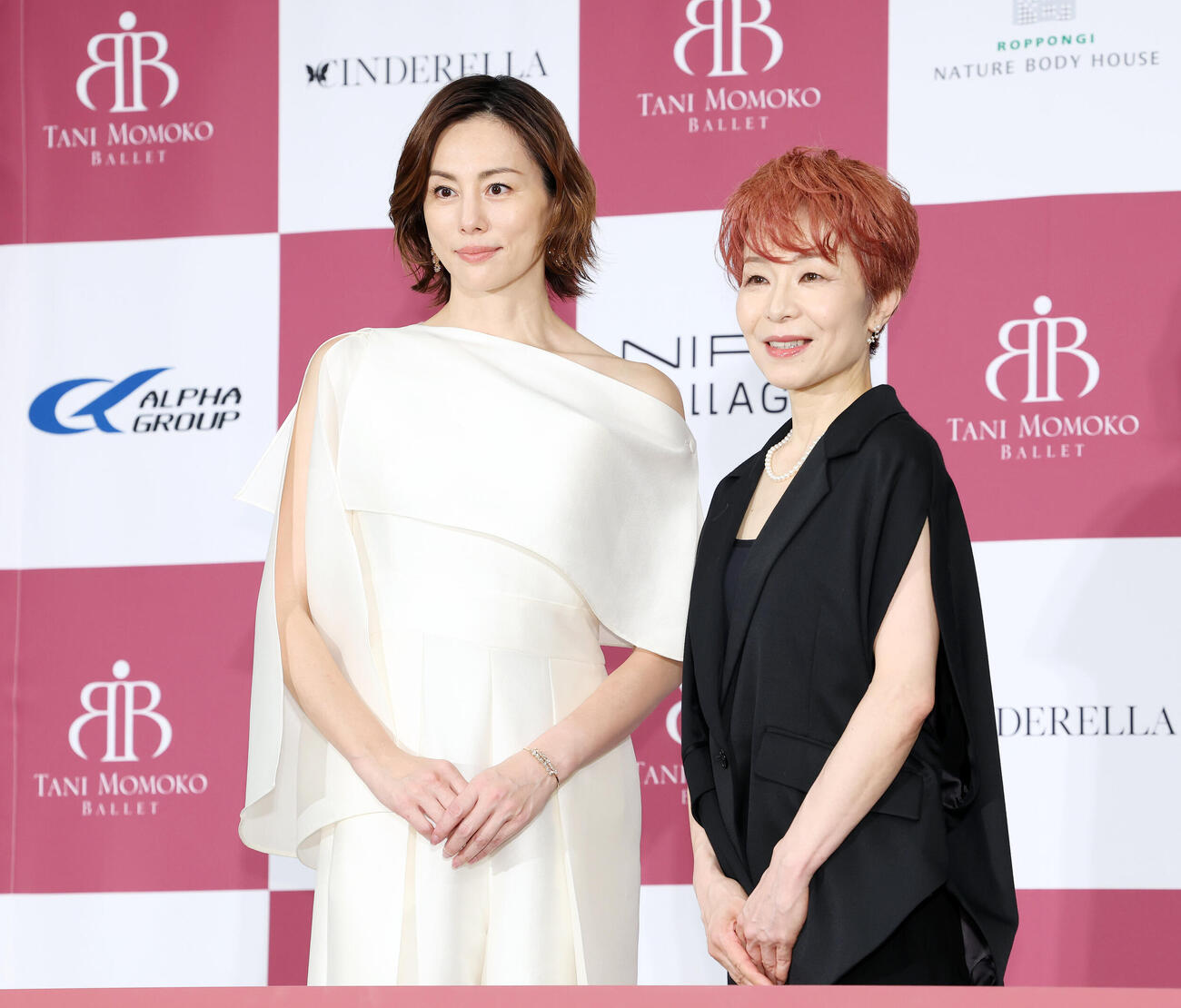 谷桃子バレエ団新制作公演「CINDERELLA」米倉涼子バレエ出演決定報告会でフォトセッションに納まる米倉涼子（左）と髙部尚子芸術監督（撮影・宮地輝）