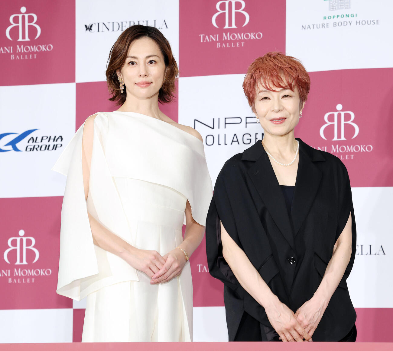 谷桃子バレエ団新制作公演「CINDERELLA」米倉涼子バレエ出演決定報告会でフォトセッションに納まる米倉涼子（左）と髙部尚子芸術監督（撮影・宮地輝）