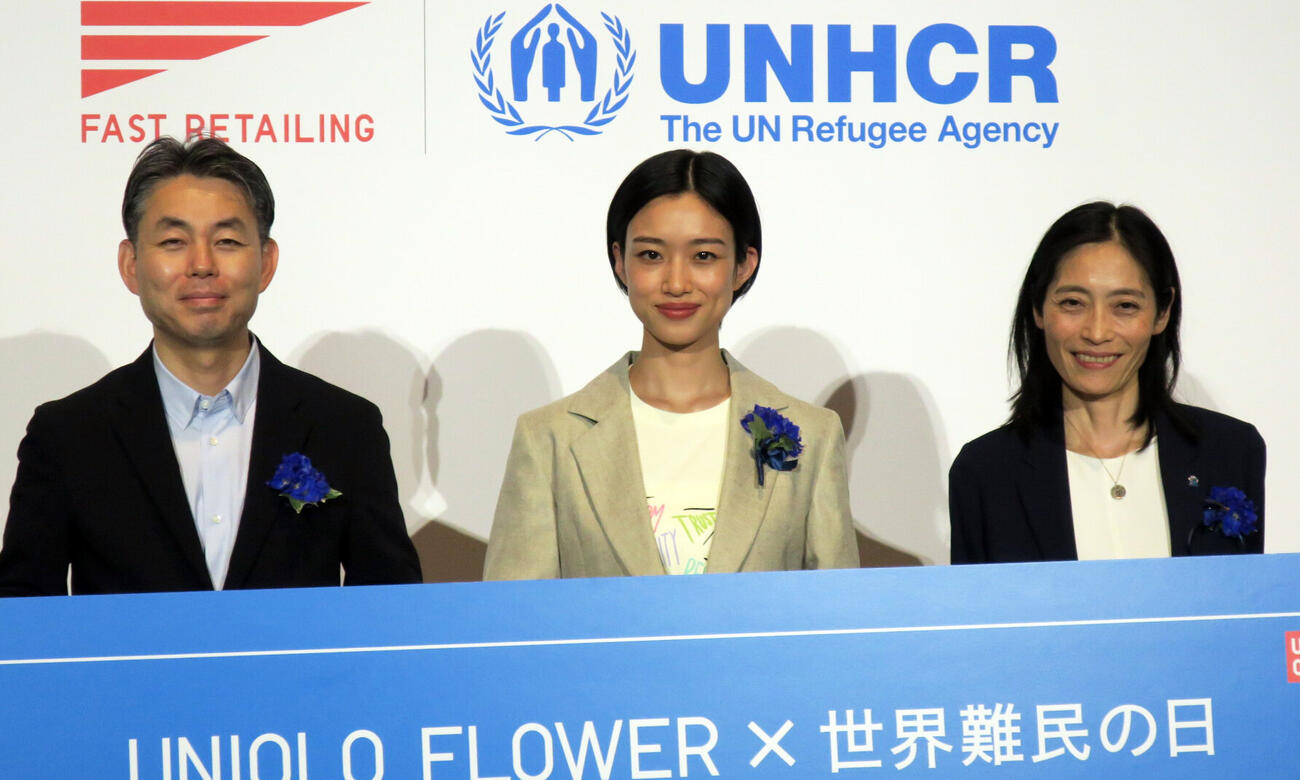 「FIRST RETAILING×UNHCR共同メディア説明会」で。左から、ファーストリテイリング柳井康治取締役、河合優実、国連難民高等弁務官事務所駐日代表柏富美子氏