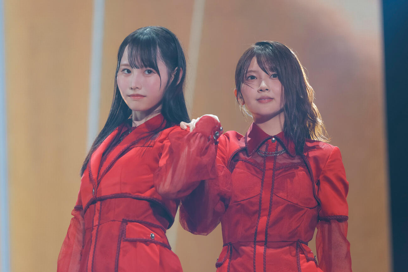 17th Single　ひなた坂46 LIVE　左は高井俐香、右は山下葉留花ⒸSeed＆FlowerLLC