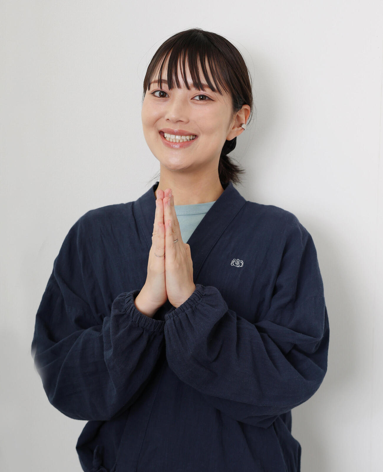 笑顔で手を合わせるみほとけ（撮影・増田悦実）