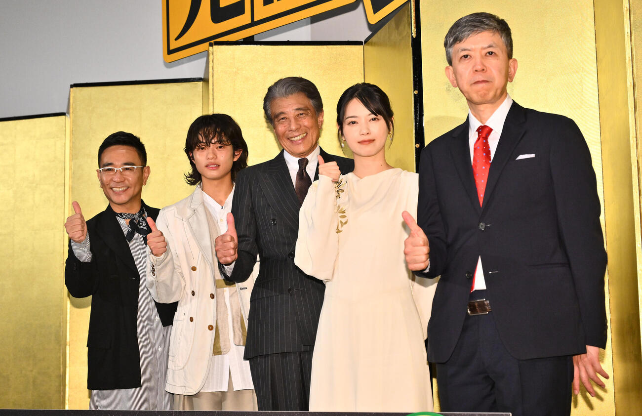 映画「免許返納！？」公開前夜祭で記念撮影する、左から八嶋智人、黒川想矢、舘ひろし、西野七瀬、河合勇人監督（撮影・滝沢徹郎）