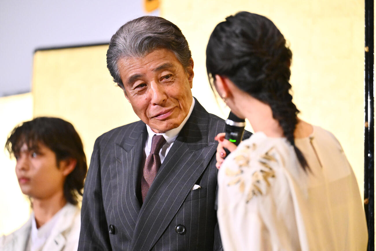 映画「免許返納！？」公開前夜祭で西野七瀬（手前）を見つめる舘ひろし（中央）（撮影・滝沢徹郎）