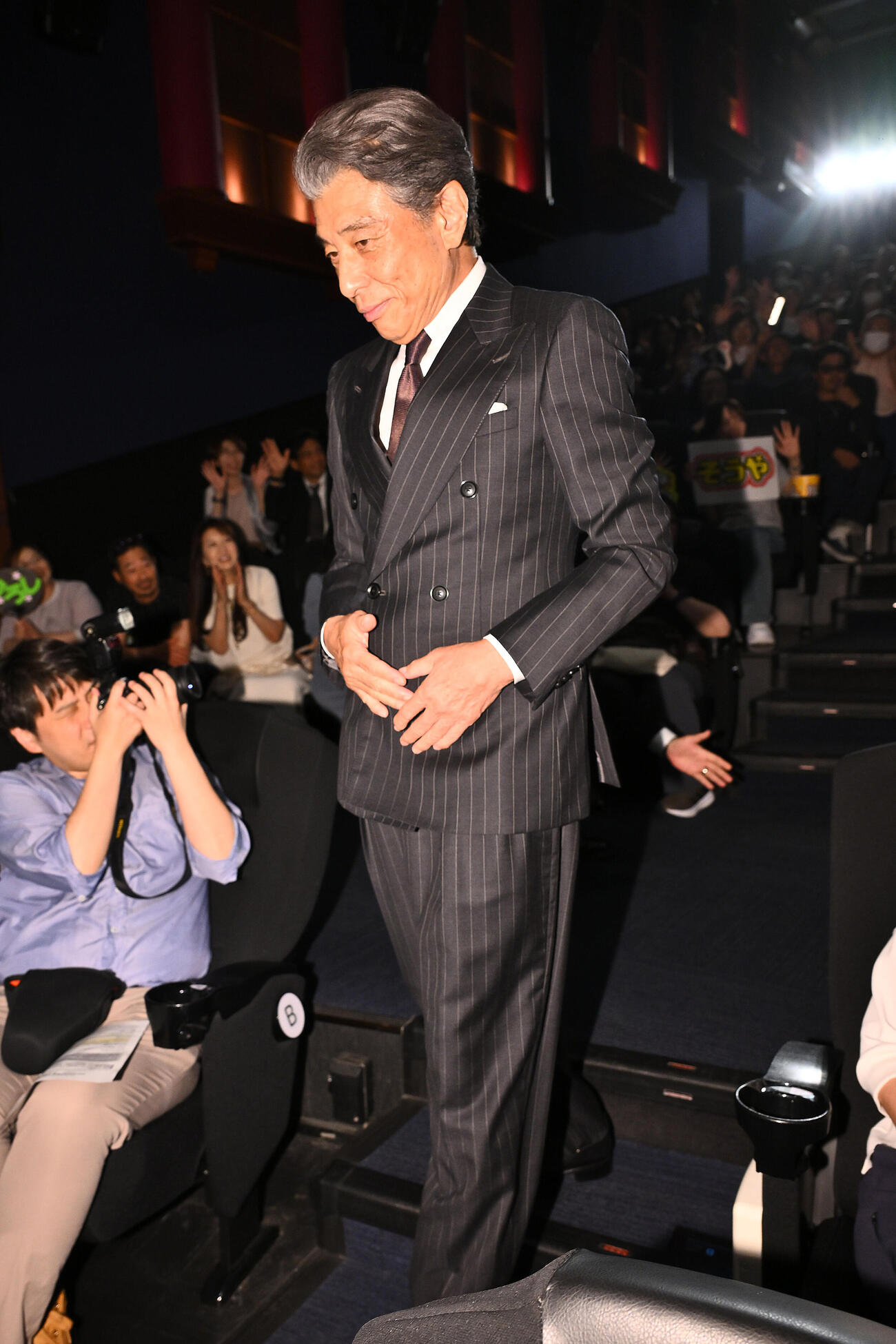 映画「免許返納！？」公開前夜祭で入場する舘ひろし（撮影・滝沢徹郎）