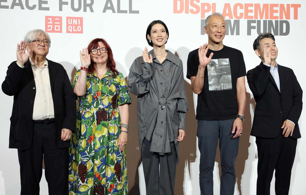 ユニクロ「PEACE FOR ALL×難民映画基金ショートフィルム日本最速上映会」で笑顔で手を振る、左から市山尚三氏、クレア・スチュワート氏、岡本多緒、松岡宏泰氏、柳井康治氏（撮影・宮地輝）