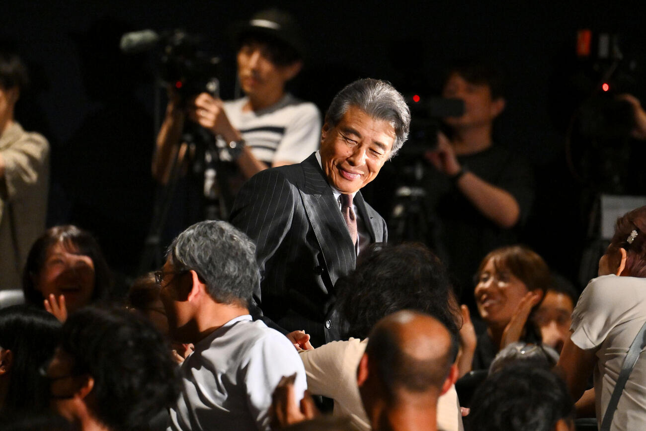映画「免許返納！？」公開前夜祭で入場する舘ひろし（撮影・滝沢徹郎）
