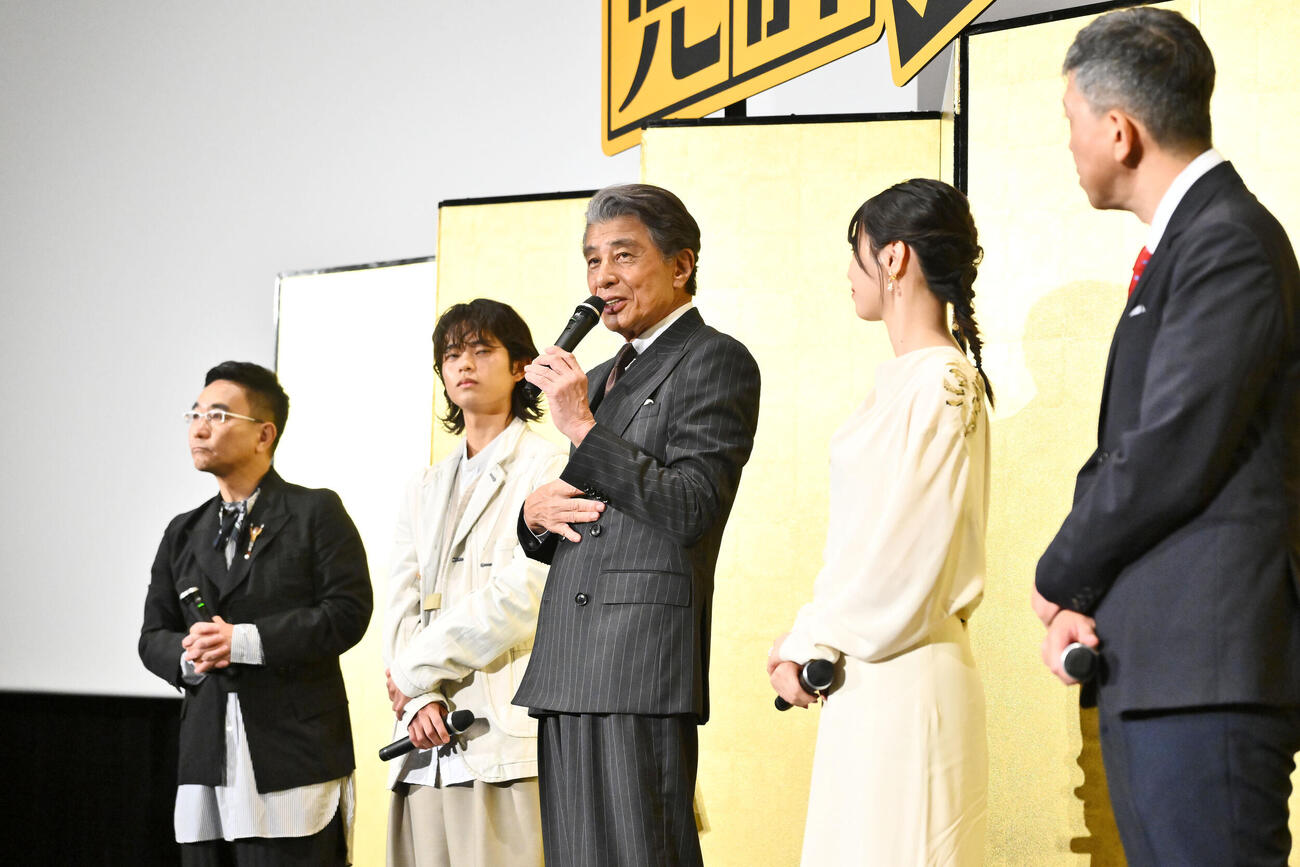 映画「免許返納！？」公開前夜祭であいさつする舘ひろし（中央）（撮影・滝沢徹郎）