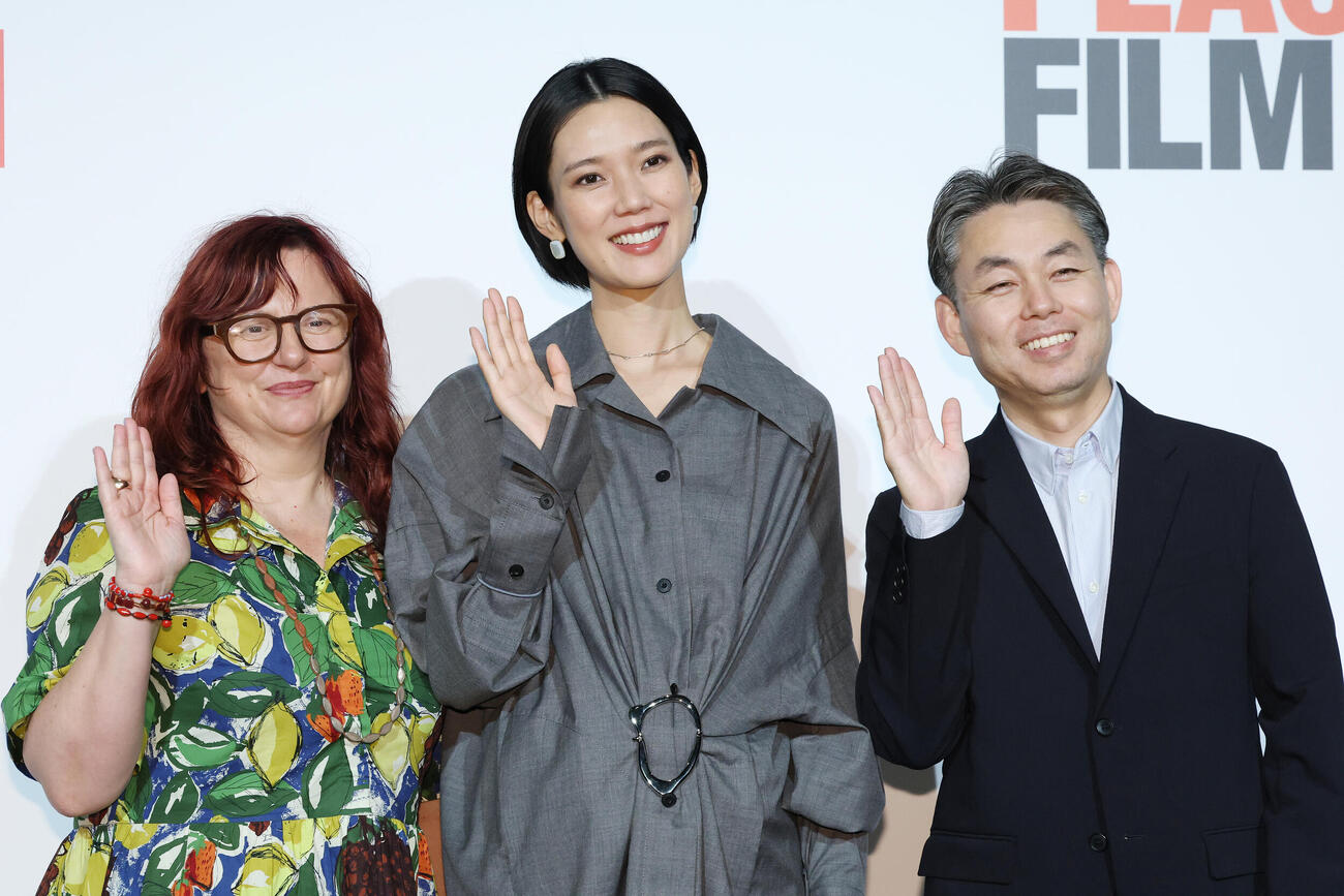 ユニクロ「PEACE FOR ALL×難民映画基金ショートフィルム日本最速上映会」で笑顔で手を振るクレア・スチュワート氏（左）、岡本多緒（中央）、柳井康治氏（撮影・宮地輝）